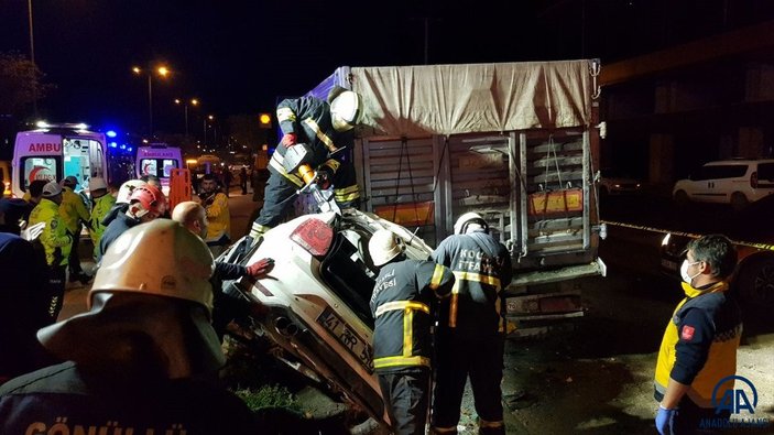 Kocaeli'de otomobil tırın altına girdi: 3 ölü