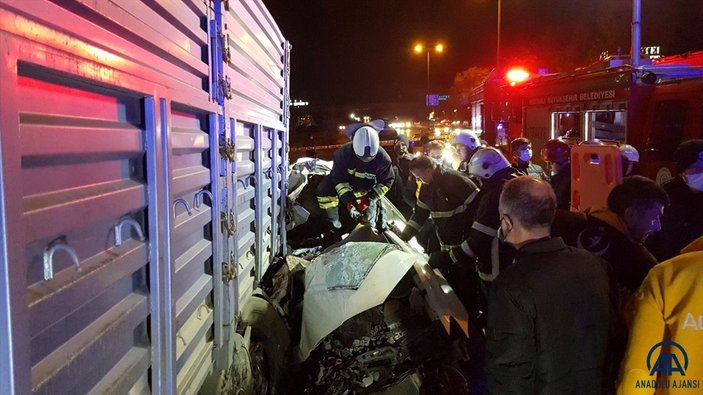 Kocaeli'de otomobil tırın altına girdi: 3 ölü