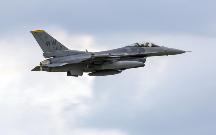 ABD F-16 uçağı, Japonya'ya 2 yakıt tankı bıraktı
