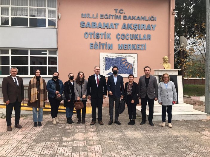 İzmir'de İlkay Gündoğan'ın desteğiyle otizmliler için özel materyal donanımlı sınıf açıldı