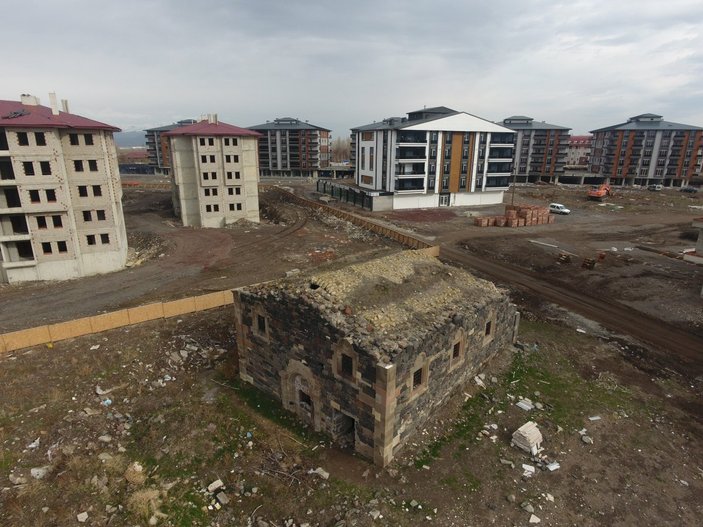 Erzurum’daki Surp Minas Kilisesi, binaların ortasında kaldı