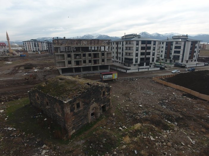 Erzurum’daki Surp Minas Kilisesi, binaların ortasında kaldı