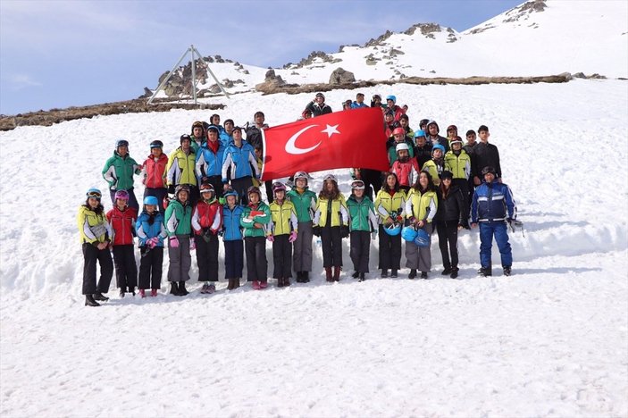 Sivas'ta köylerdeki çocuklar kayakla tanıştırılıyor