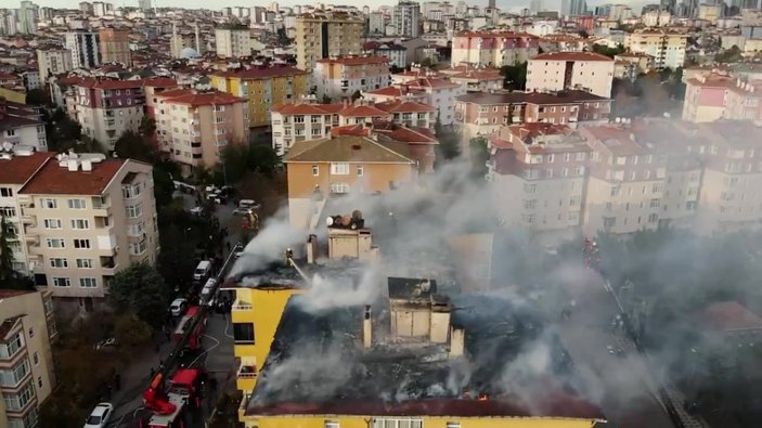Ümraniye'de, bir sitenin çatısında yangın çıktı