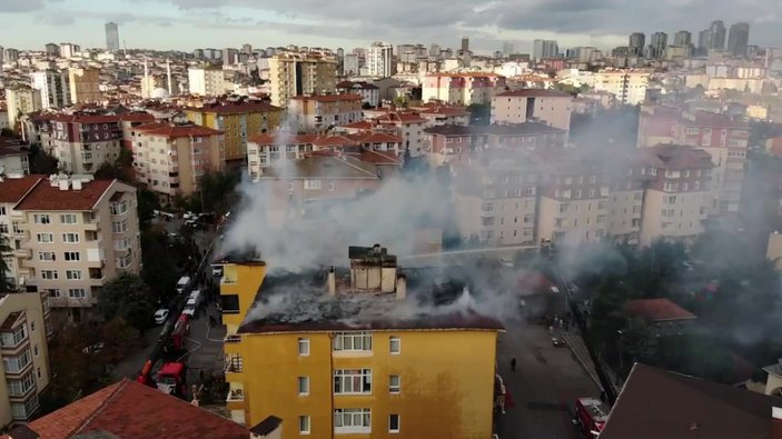 Ümraniye'de, bir sitenin çatısında yangın çıktı