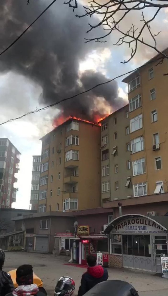 Ümraniye'de, bir sitenin çatısında yangın çıktı