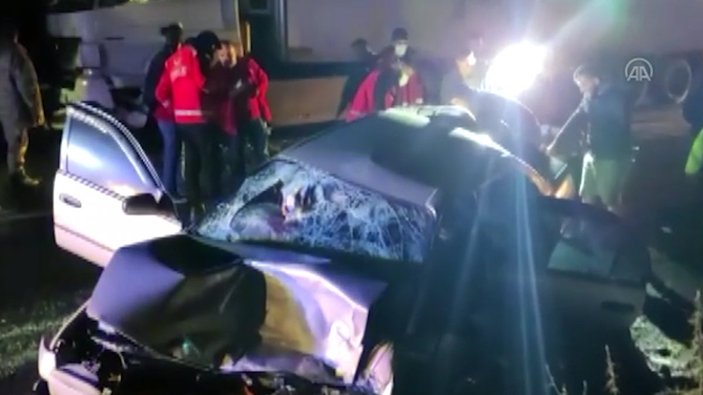 Bitlis'te otomobil tıra çarptı: 1 ölü 5 yaralı