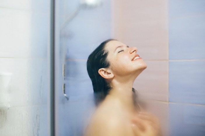 Kış aylarında sıcak duş cilt sağlığını olumsuz etkiliyor