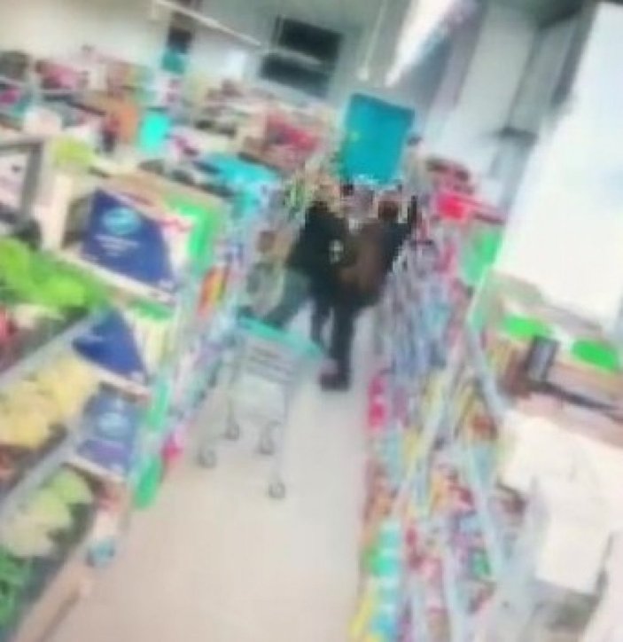 Maltepe’de maskesiz müşteri, market çalışanlarına silah doğrulttu