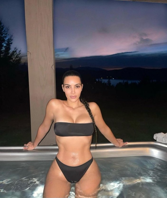 Kim Kardashian, tulum taytıyla poz verdi