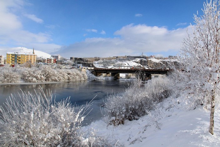 Ardahan’daki Kura Nehri buz tuttu