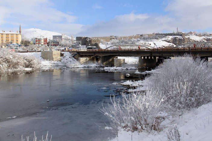 Ardahan’daki Kura Nehri buz tuttu