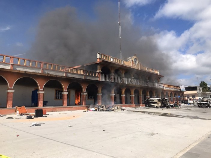 Meksika'da halk belediye binasını yaktı