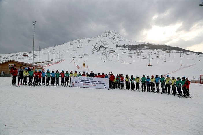 Sivas'ta köylerdeki çocuklar kayakla tanıştırılıyor