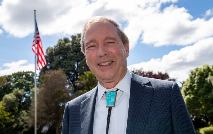ABD'nin Yeni Zelanda Büyükelçisi, kovboy çizmesi giydi