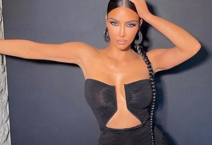 Kim Kardashian, tulum taytıyla poz verdi
