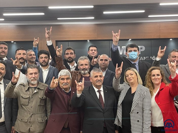 İzmir'de 14 kişi İYİ Parti'den istifa edip MHP'ye katıldı
