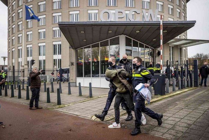 Hollanda'da terör örgütü PKK yandaşları OPCW binasını bastı