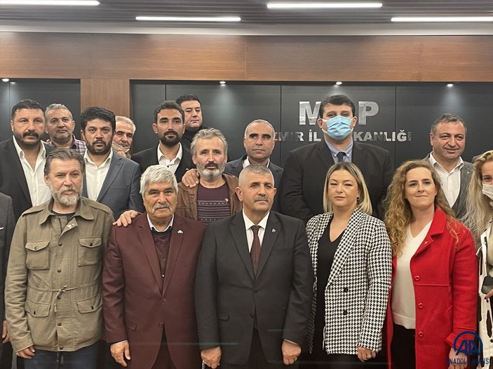 İzmir'de 14 kişi İYİ Parti'den istifa edip MHP'ye katıldı