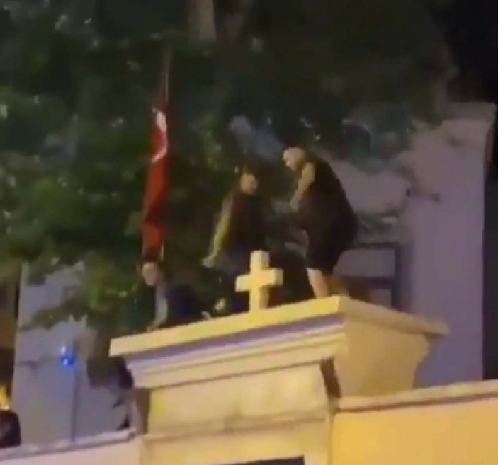Kadıköy’de, kilise duvarında dans eden 3 şahıs hakkında dava açıldı