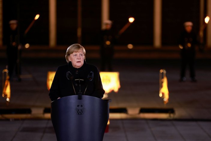 Angela Merkel'e askeri tören ile veda edildi