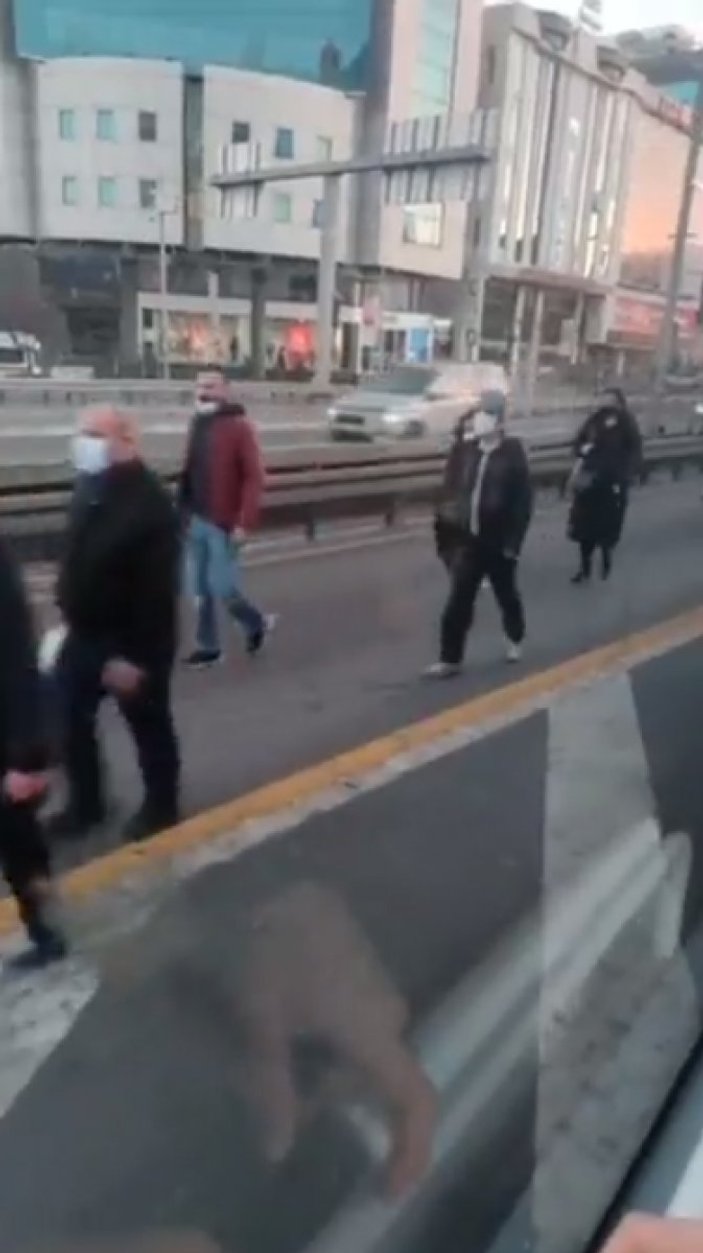 Avcılar'da metrobüs arıza yapınca yolcular yürüyerek gitti