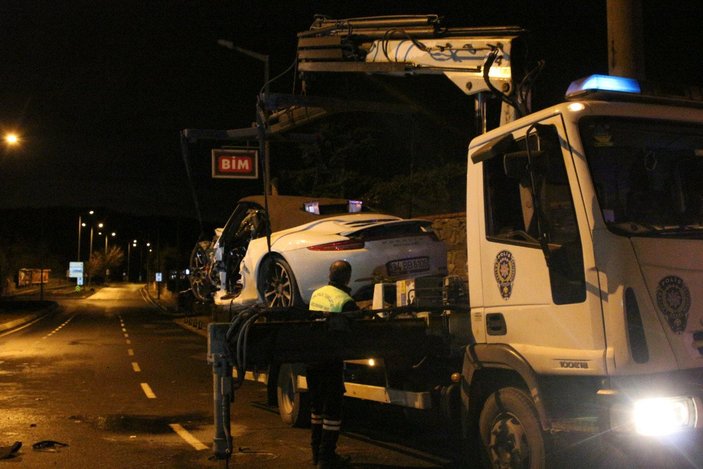 Sarıyer'de lüks otomobil hurdaya döndü: 3 yaralı