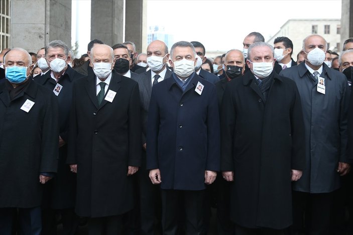 Devlet Bahçeli ile Cemil Çiçek, Güldal Akşit'in cenaze töreninde yan yana