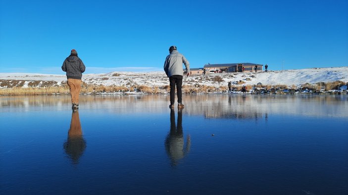 Kars'ta buz tutan Çıldır Gölü, fotoğraf çekenlerin akınına uğradı