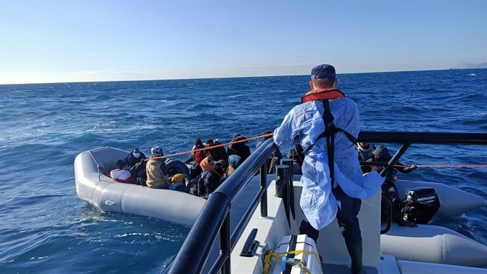 İzmir’de, Yunan tarafından itilen 86 kaçak göçmen kurtarıldı