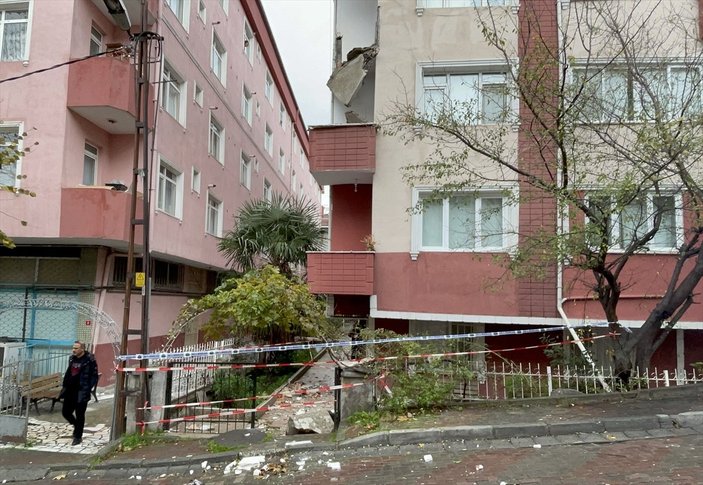 İstanbul'da balkonu çöken bina tahliye edildi