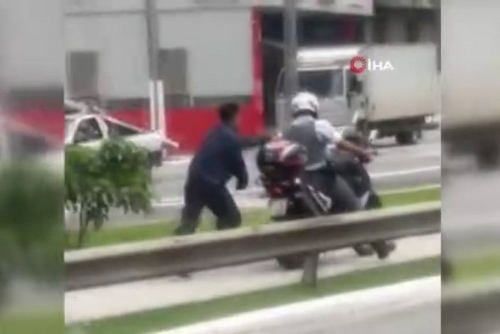 Brezilya’da polis, siyahi şüpheliyi motoruna kelepçeleyip koşturdu