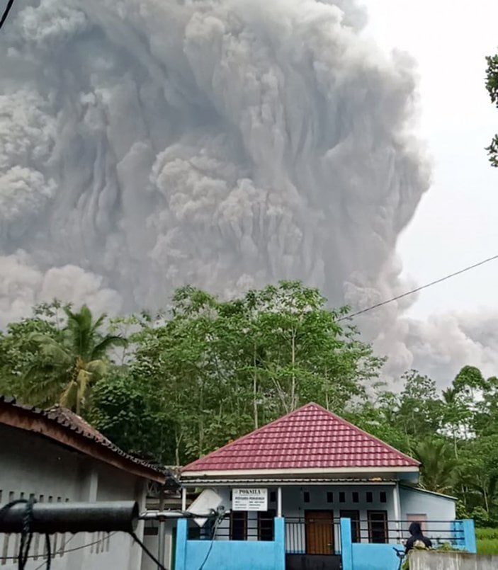 Endonezya'da Semeru Yanardağı patladı