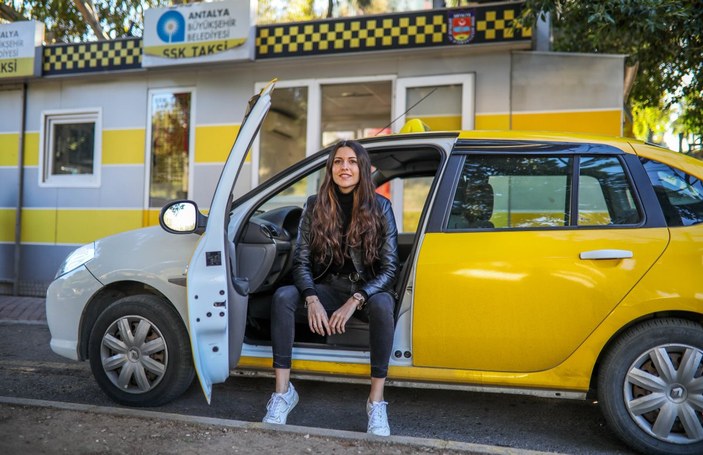 Antalya'daki genç kız, taksici babasının mesleğini seçti