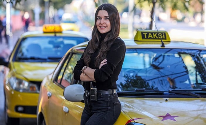Antalya'daki genç kız, taksici babasının mesleğini seçti