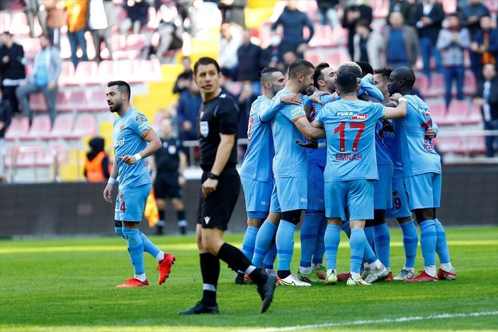 9 kişi kalan Kayserispor, Antalyaspor'u yendi
