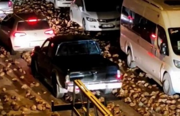 Sakarya'da yola dökülen şeker pancarı trafiği zora soktu