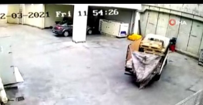 Avcılar'da hırsızlık için geldikleri kamyonetle iş merkezinin kapısını kırdılar
