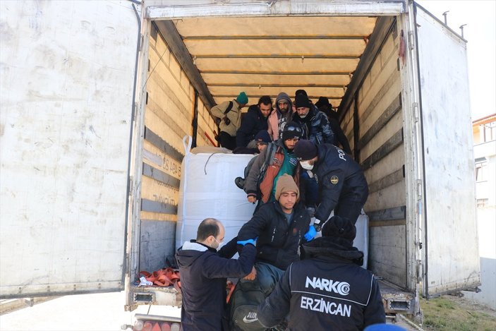 Erzincan'da 56 düzensiz göçmen yakalandı