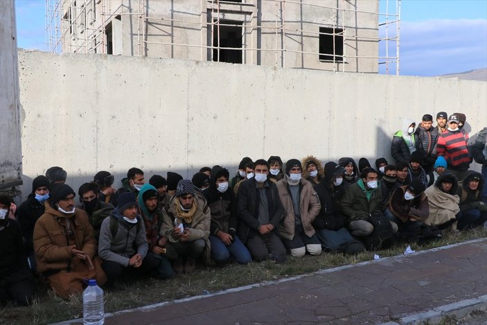 Erzincan'da 56 düzensiz göçmen yakalandı