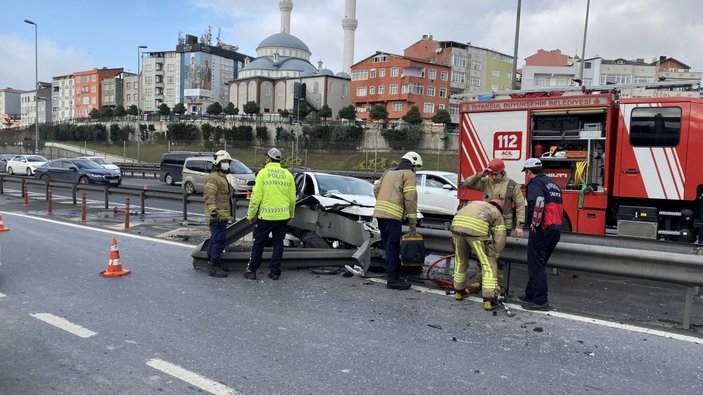 İstanbul'da kontrolden çıkan araç bariyerlere saplandı