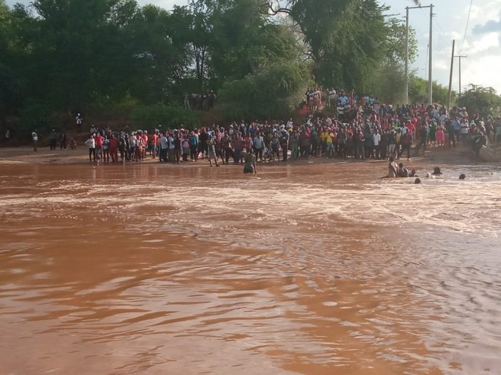 Kenya'da taşan nehri geçmeye çalışan otobüs devrildi: 20 ölü