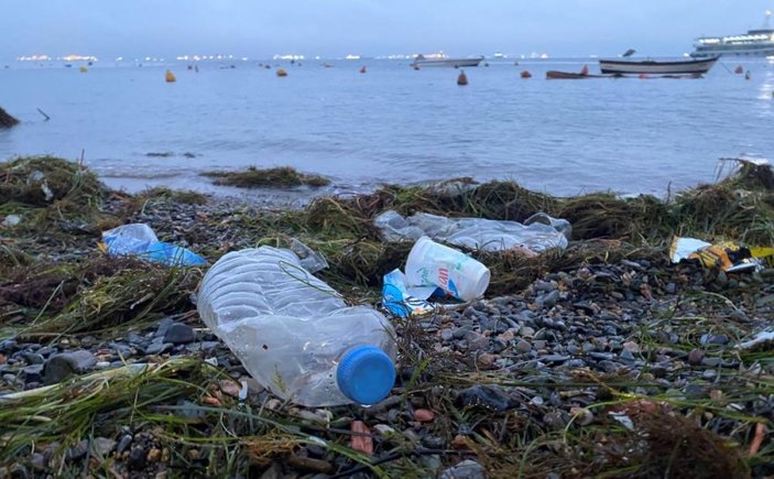 Kocaeli'de etkili olan fırtına denizin çöplerini sahile taşıdı
