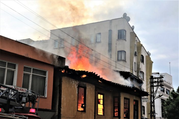 Antalya'da yanan binadan atlayarak kurtuldu