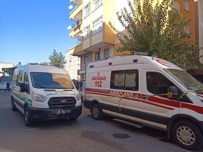 Diyarbakır'da cinnet geçiren baba, aile katliamı yaptı