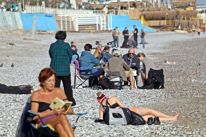 Antalya'da sağanak beklenirken güneş açınca sahiller doldu