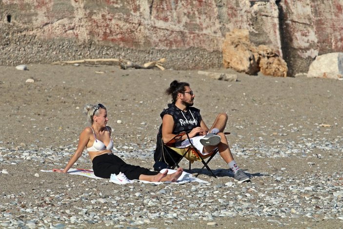 Antalya'da sağanak beklenirken güneş açınca sahiller doldu