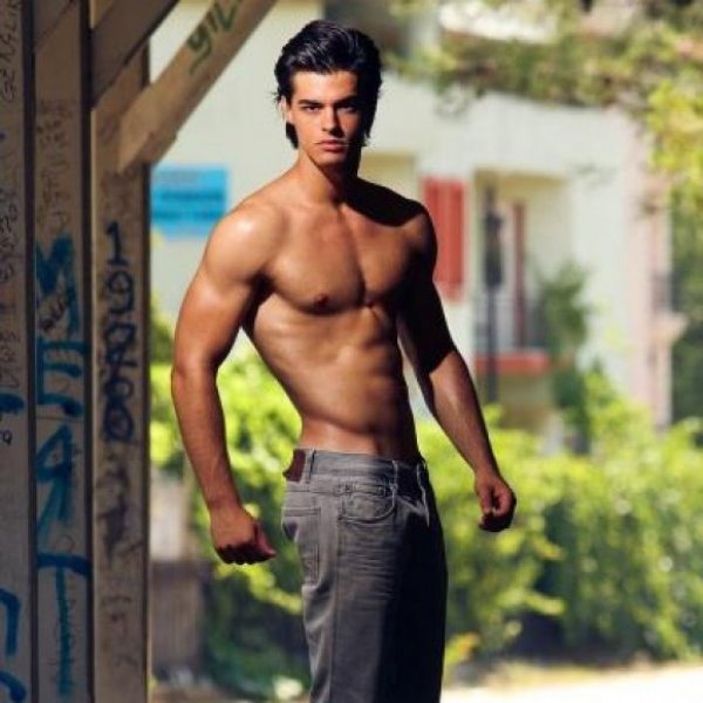 Gönül Dağı'nın Taner'i Berk Atan'ın eski hali genç kızları üzebilir! Hele uzun saçları...