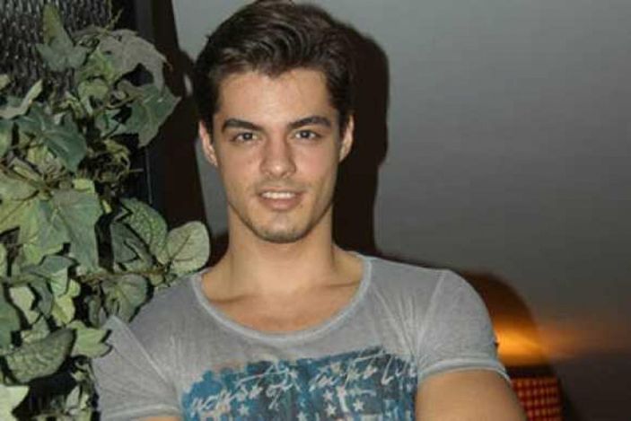 Gönül Dağı'nın Taner'i Berk Atan'ın eski hali genç kızları üzebilir! Hele uzun saçları...