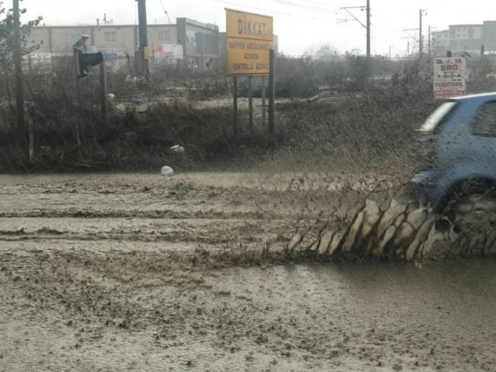Edirne'de sağanak yağmur sonrası yollar göle döndü